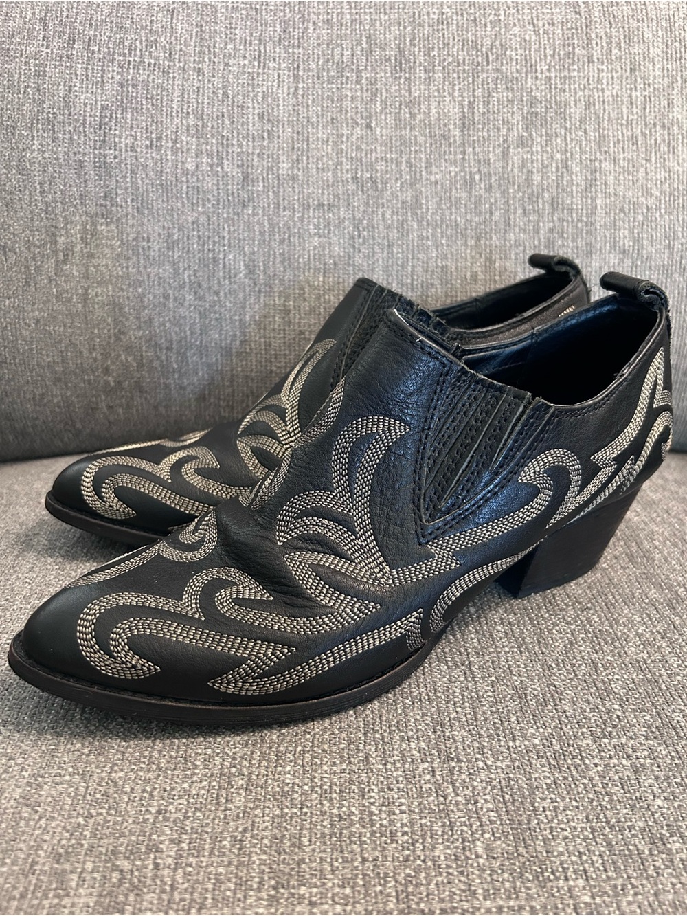 Dolce Vita Black Western Style Leather Booties with Stitching Women’s size 8.5